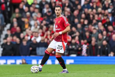 Manchester United takımından Diogo Dalot, Manchester United 'ın Tottenham Hotspur' a karşı 29 Eylül 202 'de oynadığı Premier League maçında topa vuruyor.