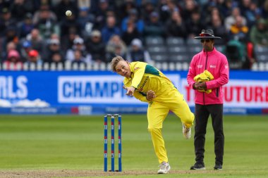 Avustralyalı Cooper Connolly, İngiltere 'nin Avustralya' ya karşı oynadığı 29 Eylül 2024 'te Bristol, İngiltere' de oynanan Beşinci Metro Bank Bir Gün Uluslararası karşılaşmasında topu teslim ediyor.