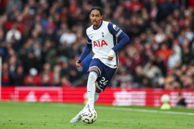 Tottenham Hotspur 'dan Djed Spence, Manchester United' ın Tottenham Hotspur 'a karşı 29 Eylül 2024 tarihinde Old Trafford, Manchester, İngiltere' de oynadığı Premier League maçında