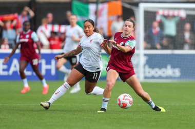 Liverpool 'dan Olivia Smith, West Ham United' dan Anouk Denton ile Batı Ham Kadınlar Süper Ligi karşılaşmasında Liverpool Kadınlarına karşı Chigwell İnşaat Stadyumu, Londra, 2024 Eylül 'ünde oynanan karşılaşmada top için mücadele etti.