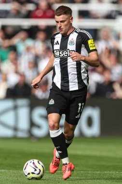 Newcastle United takımından Harvey Barnes, Premier Lig maçında topu aldı. Newcastle United, Manchester City 'ye karşı St. James' s Park, Newcastle, Birleşik Krallık, 28 Eylül 2024