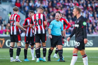 Brentford, 28 Eylül 2024 'te Londra' daki The Gtech Community Stadyumu 'nda oynanan Premier League karşılaşmasında Simon Hooper' a karşı hakemlik yapmak için ceza talebinde bulundu.