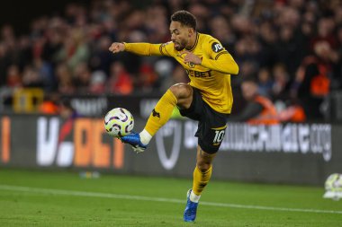 Wolverhampton Wanderers takımından Matheus Cunha, Premier League maçında topu kontrol ediyor Wolverhampton Wanderers Liverpool 'a karşı Molineux, Wolverhampton, Birleşik Krallık, 28 Eylül 2024