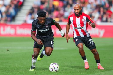 West Ham United 'dan Muhammed Kudus, Brentford Premier Lig karşılaşmasında Brentford-West Ham United maçında Bryan Mbeumo' nun baskısı altında, 28 Eylül 2024 'te Londra' daki The Gtech Community Stadyumu 'nda.