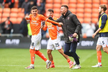 Blackpool 'dan Albie Morgan, Blackpool' dan Rob Apter ve Blackpool 'dan Richard O' Donnell takımları 21 Eylül 2024 'de Bloomfield Road, Blackpool' da oynanan Sky Bet 1 karşılaşmasını kazandıktan sonra gülümsediler.