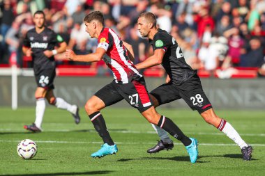 Brentford 'dan Vitaly Janelt, Premier League karşılaşmasında West Ham United' dan Tomas Soucek 'in baskısı altındadır. Brentford - West Ham United, The Gtech Community Stadyumu, Londra, Birleşik Krallık, 28 Eylül 2024
