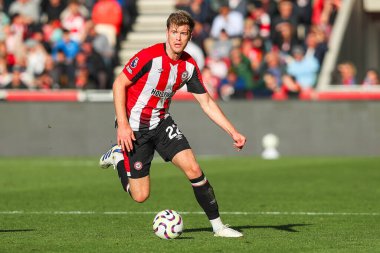 Brentford 'dan Nathan Collins, Premier League maçında Brentford-West Ham United maçında topla koşuyor. Gtech Community Stadyumu, Londra, Birleşik Krallık, 28 Eylül 2024