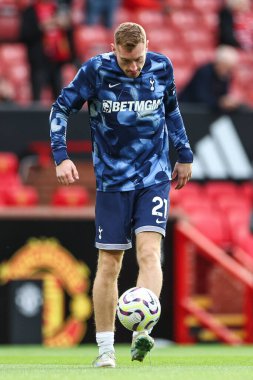 Tottenham Hotspur 'dan Dejan Kulusevski Premier Lig karşılaşması öncesinde Manchester United Tottenham Hotspur' a karşı 29 Eylül 202 'de Old Trafford, Manchester, İngiltere' de oynanan maç öncesi ısınma maçında