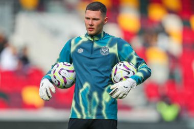 Brentford 'dan Hakon Valdimarsson, Premier League karşılaşması öncesinde İngiltere' nin Gtech Community Stadyumu 'nda Brentford-West Ham United maçından önce ısınıyor.