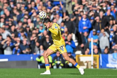 Crystal Palace 'dan Daniel Muoz 28 Eylül 2024' te İngiltere 'nin Liverpool kenti Goodison Park' ta oynanan Premier League maçında topu sürüyor.