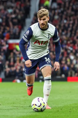 Tottenham Hotspur takımından Timo Werner, Manchester United ile Tottenham Hotspur maçında 29 Eylül 2024 'te Old Trafford, Manchester, İngiltere' de yaptığı maçta topa vurdu.
