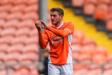 Blackpool 'dan Elliot Embleton, 21 Eylül 2024' te Bloomfield Road, Blackpool 'da oynanan Blackpool-Burton Albion maçı sonrasında ev sahibi taraftarlarını alkışlıyor.