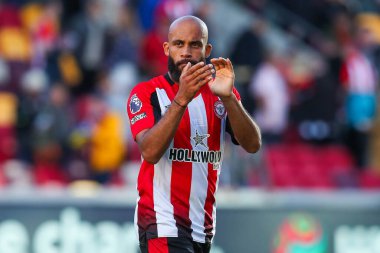 Brentford 'dan Bryan Mbeumo, 28 Eylül 2024' te İngiltere 'deki Gtech Community Stadyumu' nda oynanan Premier League karşılaşması sonrasında takımlar berabere kaldıktan sonra taraftarları kabul ediyor.