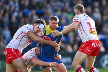 Warrington Wolves 'tan John Bateman, St. Helens' ten Joe Batchelor ve St. Helens 'ten Alex Walmsley ve Morgan Knowles, Betfred Süper Lig eleme maçında Halliwell Jones Stadyumu' nda 2 Warrington Wolves 'a karşı St. Helens