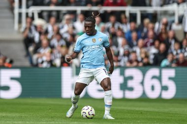 Manchester City 'den Jrmy Doku Premier League maçı sırasında topla birlikte Newcastle United Manchester City' ye karşı St. James 's Park, Newcastle, Birleşik Krallık, 28 Eylül 2024