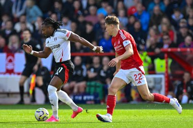 Fulham FC 'den Adama TRAORE, Nottingham Forrest takımından Ryan YATES' in 28 Eylül 2024 'te Nottingham City Ground, Nottingham' da oynanan Premier League maçında defans yaptığı topla saldırıyor.