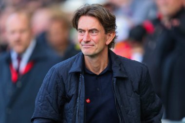 Brentford 'dan Thomas Frank, Premier Lig maçı sırasında Brentford-West Ham United maçına Londra' daki Gtech Community Stadyumu 'nda bakıyor.