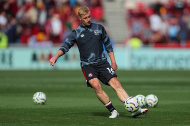 Brentford 'dan Ben Mee, Premier League maçından önce Gtech Community Stadyumu' nda Brentford-West Ham United maçından önce ısınıyor.