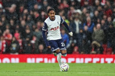 Tottenham Hotspur 'dan Djed Spence, Manchester United ile Tottenham Hotspur arasında oynanan Premier Lig maçında topu 29 Eylül 2024' te Old Trafford, Manchester, İngiltere 'de aldı.