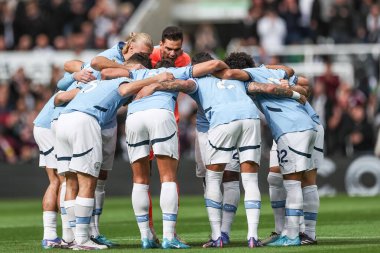 Manchester City takımı, 28 Eylül 2024 'te St. James' s Park, Newcastle, İngiltere 'de oynanan Premier League maçı sırasında toplandı.