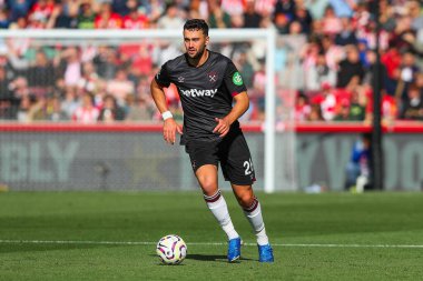 West Ham United takımından Maximilian Kilman, Premier League maçında Brentford-West Ham United maçında topla koşuyor.