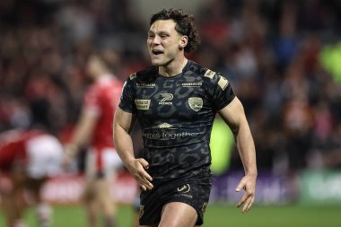 Leigh Leoparları 'ndan Lachlan Lam 27 Eylül 2024' te İngiltere 'de Salford Halk Stadyumu' nda oynanan Betfred Süper Lig eleme maçında Leighs 'in kazanmasını kutluyor.