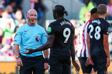 West Ham United takımından Michail Antonio, 28 Eylül 2024 'te İngiltere' nin Gtech Community Stadyumu 'nda oynanan Premier League karşılaşmasında hakem Simon Hooper ile görüştü.