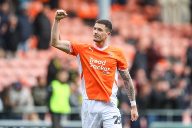 Blackpool 'dan Oliver Casey takımının kazanmasını 28 Eylül 2024' te Bloomfield Road, Blackpool 'da oynanan Blackpool-Burton Albion maçında kutluyor.