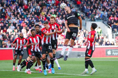 West Ham United takımından Tomas Soucek, 28 Eylül 2024 'te İngiltere' nin Gtech Community Stadyumu 'nda oynanan Premier League karşılaşmasında Brentford-West Ham United maçında topa öncülük ediyor.