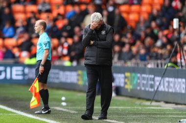 Blackpool 'un baş antrenörü Steve Bruce, 28 Eylül 2024' te Bloomfield Road, Blackpool 'da oynanan Blackpool-Burton Albion maçında tepki gösterdi.