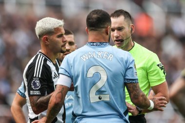Hakem Jarred Gillett Manchester City 'den Kyle Walker ve Newcastle United' dan Bruno Guimares ile 28 Eylül 2024 'te St. James' s Park, Newcastle 'da oynanan Premier League maçı sırasında konuştu.
