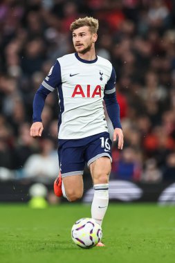 Tottenham Hotspur takımından Timo Werner, Manchester United ile Tottenham Hotspur 'un 29 Eylül 202' de Old Trafford, Manchester 'da oynadıkları Premier League maçında topa bir son verdi.