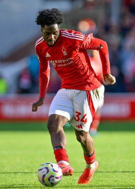 Nottingham Forrest 'tan Ola AINA Premier Lig maçında topla saldırıyor Nottingham Forest, Fulham' a karşı City Ground, Nottingham, İngiltere, 28 Eylül 2024