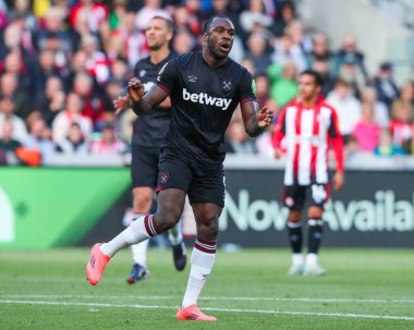 West Ham United takımından Michail Antonio, Premier League maçı Brentford-West Ham United maçında 28 Eylül 2024 'te Londra' daki Gtech Community Stadyumu 'nda kaçırdığı bir şans sonrasında tepki gösterdi.