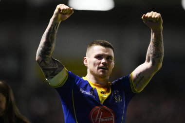 Warrington Wolves takımından John Bateman, 28 Eylül 2024 'te İngiltere' nin Warrington şehrinde oynanan Halliwell Jones Stadyumu 'nda oynanan 2 Warrington Wolves-St Helens maçını izledi.