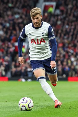 Tottenham Hotspur takımından Timo Werner, Manchester United ile Tottenham Hotspur 'un 29 Eylül 202' de Old Trafford, Manchester 'da oynadıkları Premier League maçında topa bir son verdi.