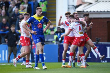 St. Helens 'ten Mark Percival, 28 Eylül 2024' te İngiltere 'nin Warrington şehrindeki Halliwell Jones Stadyumu' nda oynanan Betfred Süper Lig eleme maçında takımının ikinci denemesini kutluyor.