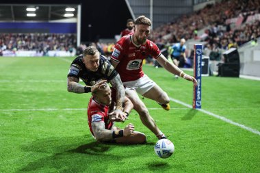 Salford Red Devils 'ten Chris Hankinson, Leigh Leopards' dan Josh Charnley 'nin Salford Stadyumu' nda Salford Red Devils 'e karşı Leigh Stadyumu' nda oynanan Betfred Süper Lig eleme maçında yenilmesine engel olmak için topa vuruyor.