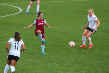 West Ham United takımından Katrina Gorry, 29 Eylül 2024 'te İngiltere' deki Chigwell İnşaat Stadyumu 'nda Batı Ham United Women - Liverpool Women maçında pas attı.