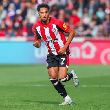 Brentford 'dan Kevin Schade, Premier League maçında Brentford - West Ham United maçı sırasında Gtech Community Stadyumu, Londra, Birleşik Krallık' ta koşuyor.