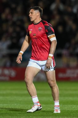 Salford Red Devils takımından Shane Wright, 27 Eylül 2024 'te İngiltere' de oynanan Salford Community Stadyumu 'nda oynanan Betfred Süper Lig eleme karşılaşması öncesinde ısınmaya başladı.