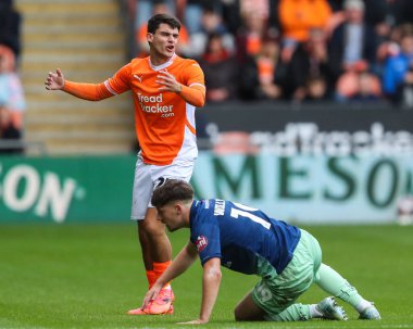 Blackpool 'dan Rob Apter, 28 Eylül 2024' te Bloomfield Road, Blackpool 'da oynanan Blackpool-Burton Albion maçında tepki gösterdi.
