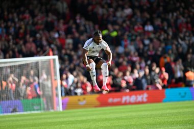 Fulham FC takımından Calvin BASSEY, 28 Eylül 2024 'te Nottingham Forest, Fulham' a karşı oynadığı Premier League maçında ısınıyor.