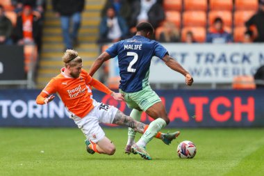 Blackpool takımından Hayden Coulson, 28 Eylül 2024 'te Bloomfield Road, Blackpool' da oynanan Sky Bet 1 karşılaşmasında Burton Albion 'dan Udoka Godwin-Malife' yi yere serdi.