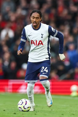Tottenham Hotspur 'dan Djed Spence, Manchester United ile Tottenham Hotspur' un 29 Eylül 202 'de Old Trafford, Manchester, İngiltere' de oynadığı Premier League maçında topa vuruyor.