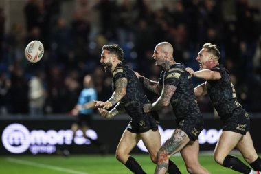 Leoparlar 'dan Gareth OBrien, 27 Eylül 2024' te İngiltere 'de Salford Community Stadyumu' nda oynanan Betfred Süper Lig eleme maçında Salford Red Devils - Leigh Leopards maçında denemelerini kutluyor.