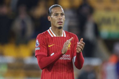 Liverpool 'dan Virgil van Dijk, Premier League maçından sonra İngiltere' nin Wolverhampton, Wolverhampton, 28 Eylül 2024 'te Liverpool' a karşı oynanan maçta gezgin taraftarları alkışlıyor.