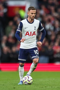 Tottenham Hotspur takımından James Maddison, Manchester United 'ın Tottenham Hotspur' a karşı 29 Eylül 2024 tarihinde Old Trafford, Manchester, İngiltere 'de oynadığı Premier League maçında