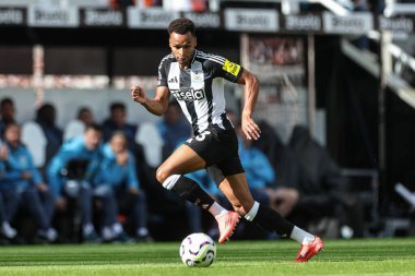 Newcastle United takımından Jacob Murphy, 28 Eylül 2024 'te İngiltere' deki St. James 's Park' ta oynanan Premier League maçı Newcastle United ile Manchester City maçında topu aldı.