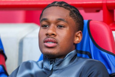 Brentford 'dan Kevin Schade, Premier League maçında Brentford-West Ham United maçını izliyor. Gtech Community Stadyumu, Londra, 28 Eylül 2024